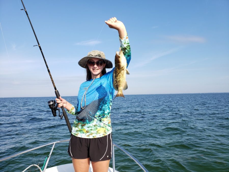 Young female teenager practicing throwing a bait fishing net into the  Chesapeak Bay attempting to catch some small bait fish USA Stock Photo -  Alamy